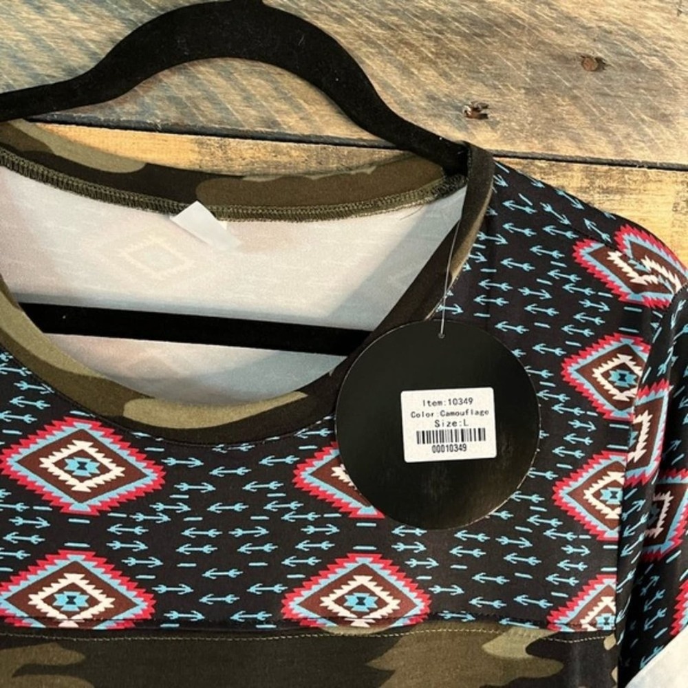 Sunshine & Rodeos Camo And Aztec Print Top Size Large - Picture 3 of 11